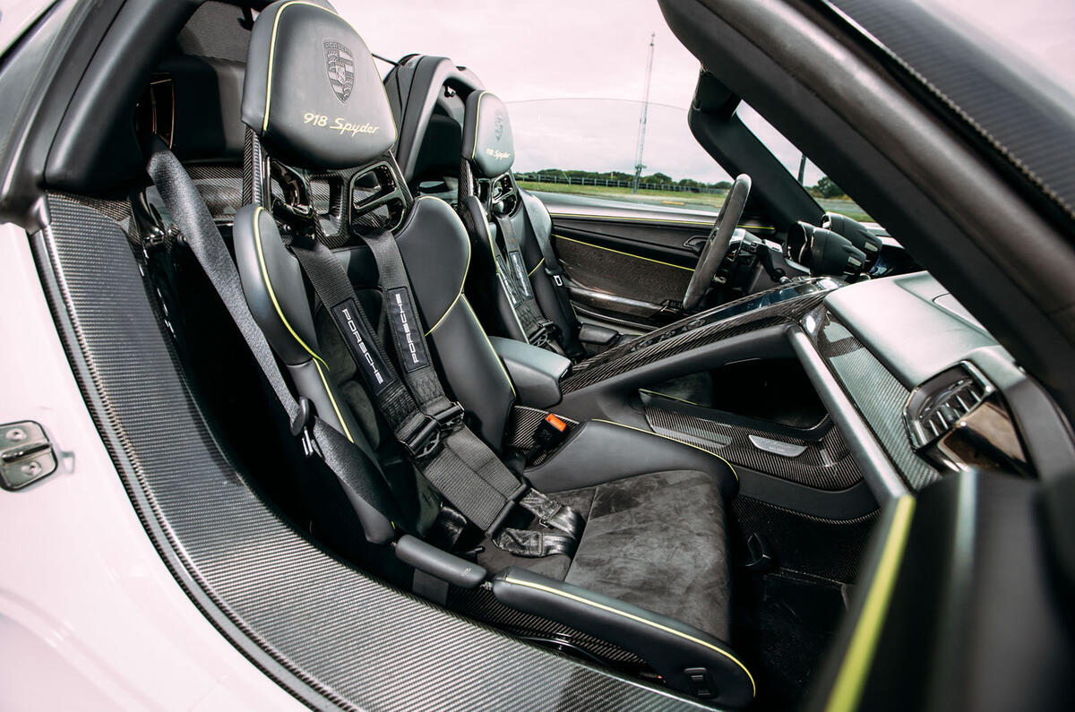 Porsche 918 Spyder 2013,2015 interior